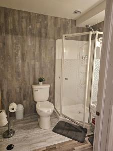 ein Bad mit einem WC und einer Dusche in der Unterkunft Quad-Ks Cozy & Private Guest Suite in Halifax