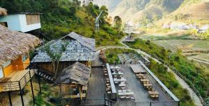 una vista aérea de un pueblo con una montaña en Chiba Lodge Mù Cang Chải en Mù Cang Chải