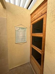 una puerta en una habitación con un cartel en la pared en APARTASUITE SILVANIA CON PISCINA Y SAUNA, en Silvania