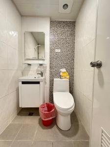 ein kleines Bad mit WC und Waschbecken in der Unterkunft FunSong逢甲 in Taichung