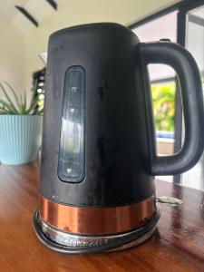 eine schwarze Kaffeetasse auf einem Tisch in der Unterkunft Harmonious Bella Villa in Pacific Harbour