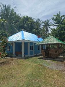 une petite maison bleue avec un toit bleu dans l'établissement Anda Home at Cabagnow Cave Pool, à Anda