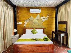 Un dormitorio con una cama con bananas. en Phước Lạc Duyên Garden House by ACC, en Ấp Thanh Sơn (1)