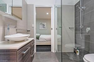 y baño con lavabo y ducha. en Oceana Escape panoramic views luxury and space, en Tranmere