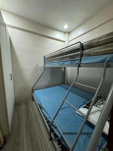 ein kleines Zimmer mit 2 Etagenbetten. in der Unterkunft PerBelle Guest House in Consolation