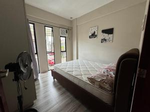 Schlafzimmer mit einem Bett und einem Ventilator in der Unterkunft PerBelle Guest House in Consolation