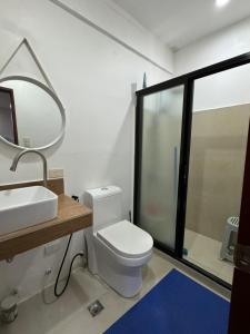 ein Badezimmer mit einem WC, einem Waschbecken und einem Spiegel in der Unterkunft PerBelle Guest House in Consolation