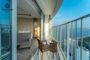 Moonlight Bay Panorama Condotel Ocean View的阳台或露台