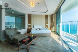 Moonlight Bay Panorama Condotel Ocean View客房内的一张或多张床位