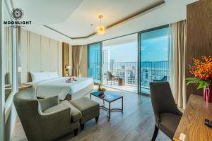 Moonlight Bay Panorama Condotel Ocean View客房内的一张或多张床位