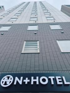 una señal en el lateral de un edificio en N+HOTEL東京日本橋, en Tokio