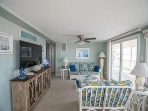 uma sala de estar com um sofá, uma mesa e cadeiras em Beachfront Vacation Rental On Lbi em Brant Beach