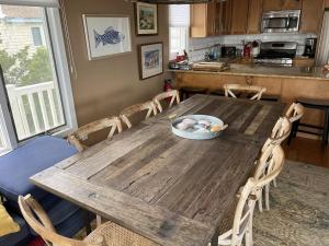 einen Holztisch mit einer Schüssel darüber in der Küche in der Unterkunft Modern Well Kept Single Family House in Waretown