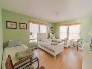 1 dormitorio con paredes verdes, 1 cama y 1 sofá en Oceanside Vacation Rental On Lbi, en Brant Beach