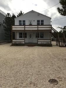 een huis bovenop een veld bij 1860 Mechael in Barnegat Light