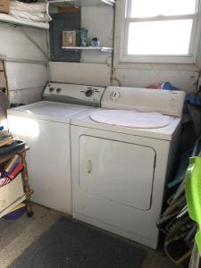 - un lave-linge et un sèche-linge dans une chambre avec fenêtre dans l'établissement One House From The Beach!, à Beach Haven