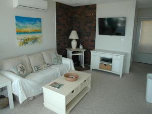 Гостиная зона в Nice Home In Brant Beach With 4 Bedrooms And Internet