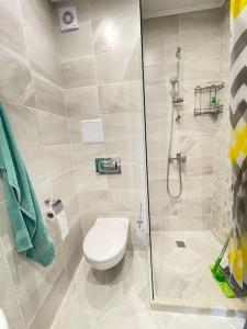Un baño con inodoro y ducha de cristal. en Panoramic Sea View Apartment - Perfect for Couples, en Varna