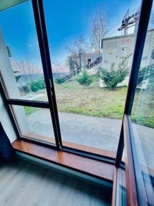 Una ventana abierta con vista a una calle en Panoramic Sea View Apartment - Perfect for Couples, en Varna 1 foto más