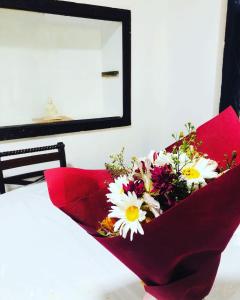 阿努拉德普勒的住宿－Thissawewa guest，桌子上红色的信封里的一束鲜花