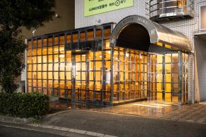 un edificio con molte finestre su una strada di Reco Hotel Mikuni a Toyonaka
