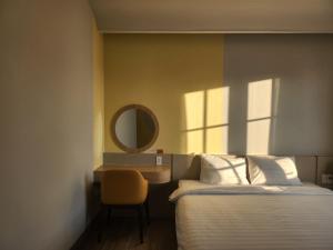 Una cama o camas en una habitación de Hi Beach House Phu Quoc - Sunset Town