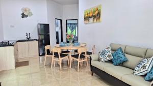 Η κουζίνα ή μικρή κουζίνα στο Ocean Cottage 1, Radiant Teluk Sari +23 φωτογραφίες
