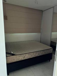 un piccolo letto in una camera con di LINDO AP no Condomínio Topázio a Rio Branco