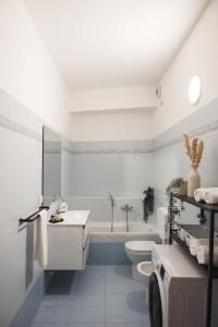 a bathroom with a tub and a sink and a toilet at DUPLEX con VISTA e TERRAZZA [6 minuti dal Bernina Express] in Tirano