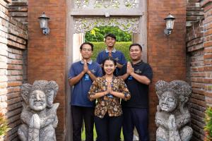 チャングーにあるLa Sari Villageの煉瓦の壁前に立つ集団