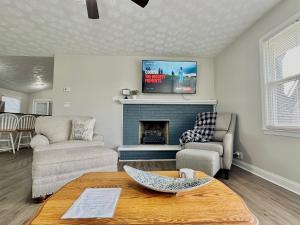 Una sala de estar con chimenea y televisión. en Charming Spacious Get Away, en Shelbyville