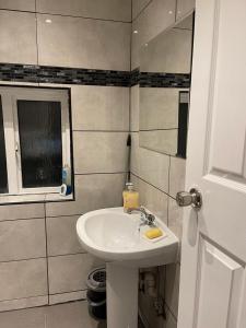 ein Bad mit einem Waschbecken und einem Spiegel in der Unterkunft Holloway one bedroom apartment in London