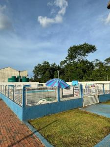 Der Swimmingpool an oder in der Nähe von LINDO AP no Condomínio Topázio