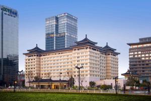 ein großes Gebäude in einer Stadt mit hohen Gebäuden in der Unterkunft Xi'an Dajing Castle Hotel in Xi'an