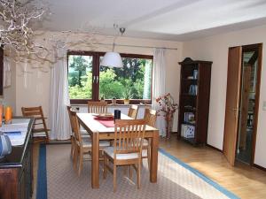 - une cuisine et une salle à manger avec une table et des chaises dans l'établissement Hollstein house by the lake, à Stolpe