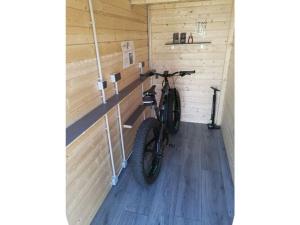una bicicleta estacionada en una habitación con paredes de madera en Holiday apartment Rappenfels Lodge, en Hinterweidenthal