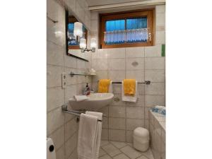 A bathroom at Weissenbach in the Schenk holiday home