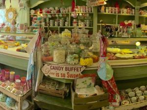 a store filled with lots of differentiatesiatesiatesiatesiatesiatesktop at Nordwind Modern retreat in Norddeich +34 photos