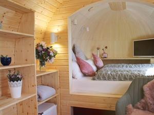 een slaapkamer met een bed in een houten kamer bij Chalet Igluhut-Brunner in Zachenberg