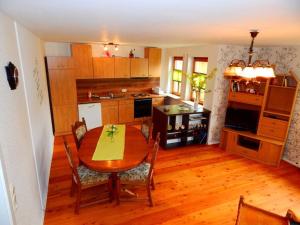 une cuisine avec une table en bois, une table et des chaises dans l'établissement Reinhart large holiday apartment, 
