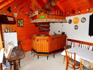 - une cuisine avec une table et un mur en bois dans l'établissement Reinhart large holiday apartment, 