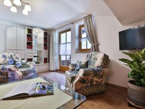 uma sala de estar com duas cadeiras e uma mesa em Haus Brandl Modern retreat em Ramsau