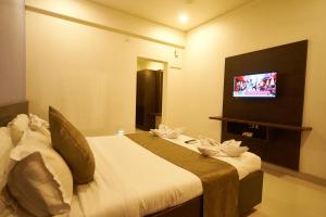 TV a/nebo společenská místnost v ubytování Hotel Pride Inn Shirdi