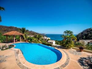 - une piscine avec vue sur l'océan dans l'établissement Casa Ceiba Huatulco - Adults Only, à Santa Cruz Huatulco