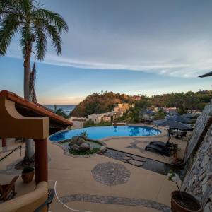 einen Pool mit Blick auf ein Resort in der Unterkunft Casa Ceiba Huatulco - Adults Only in Santa Cruz Huatulco
