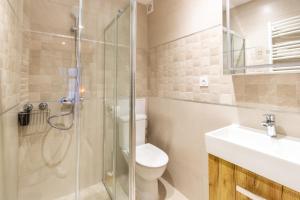 een badkamer met een douche, een toilet en een wastafel bij Charmant Studio Neuf N•2 - Centre ville in Montpellier