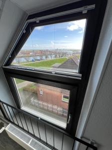 una ventana en un edificio con vistas en Hotel Tum Stüürmann, en Büsum