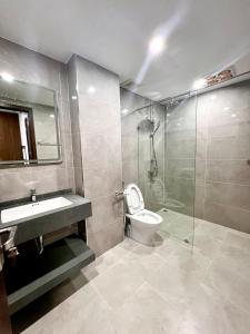 y baño con aseo, lavabo y ducha. en HPT Apartment chuỗi căn hộ Hoàng Huy Riverside HP, en Abbeyfeale