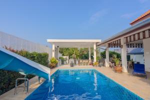 a swimming pool with a slide in a house at Baan Kiang Lay Phu View Hua Hin Private Pool Villa บ้านเคียงเลภูวิว หัวหิน พูลวิลล่า กลางเมือง ใกล้หาดหัวหิน in Hua Hin