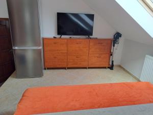 Телевизия и/или развлекателен център в Charm Grand Suites Apartment